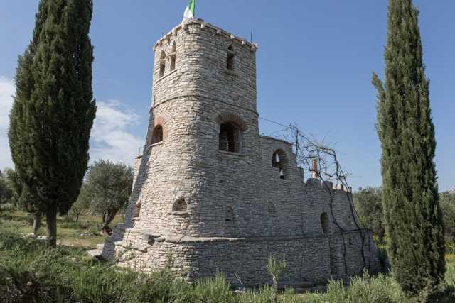 Toritto, la "Torre degli Spiriti": quel piccolo castello costruito da un solo uomo con le sue mani